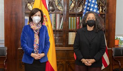 La ministra de Defensa y la embajadora de EE.UU. abordan las relaciones bilaterales entre ambos países en el ámbito de la Seguridad y la Defensa