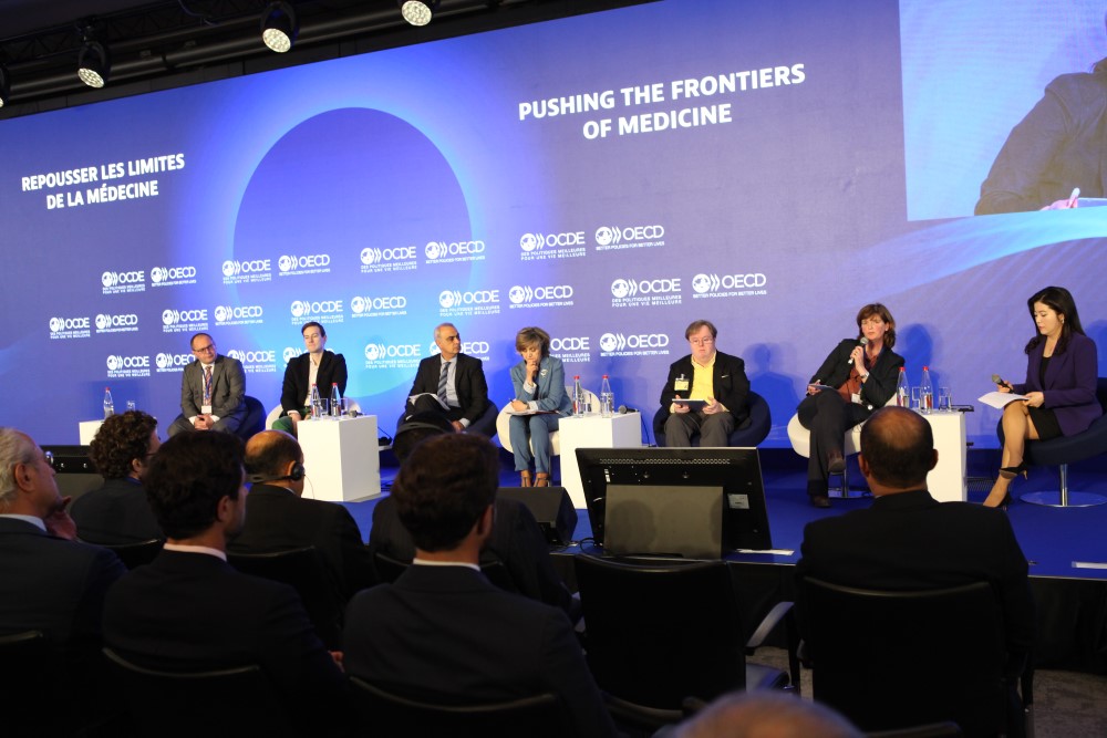 03.05.2012: D. Ángel Gurría, S.G. de la OCDE con la ministra de Sanidad