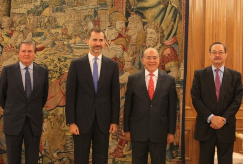 23.09.2014: D. Felipe junto al Secretario General de la OCDE Ángel Gurría, el Secretario de Estado de la UE D. Íñigo Méndez de Vigo y el embajador Jefe de la Delegación Permanente de España ante la OCDE en París D. Ricardo Díez-Hochleitner Rodríguez