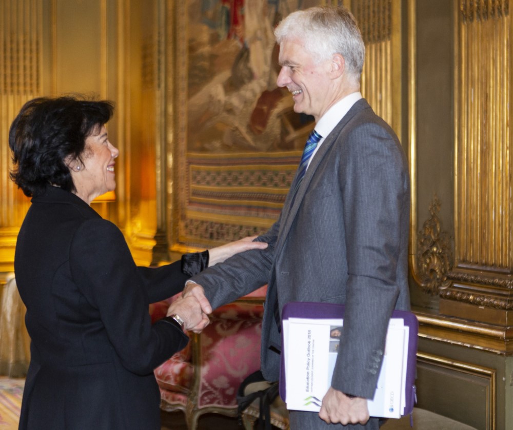 Encuentro de la ministra de Educación, Isabel Celaá, con el director de Educación de la OCDE, Andreas Schleicher, en París