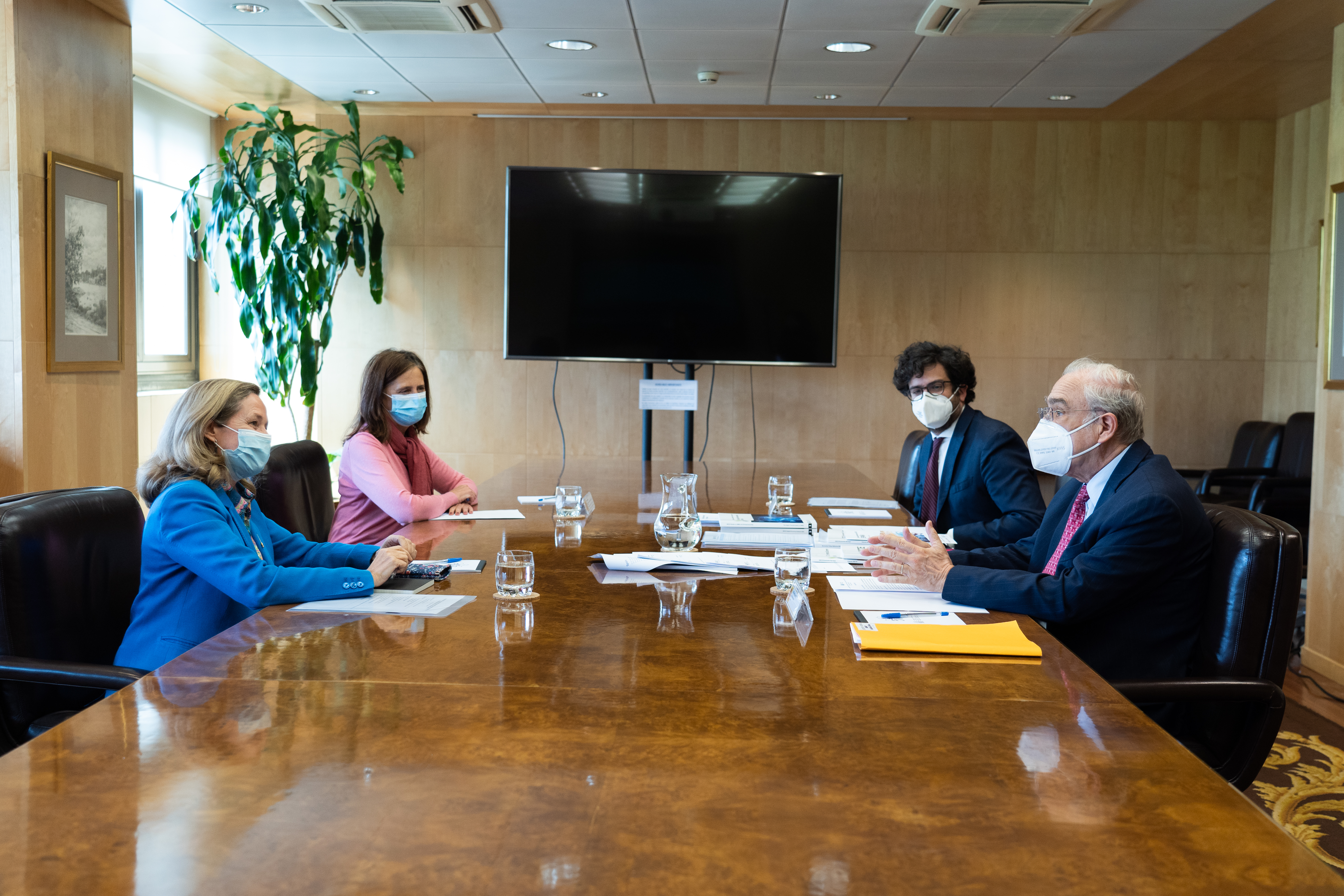 2021 La Vicepresidenta económica, Dña. Nadia Calviño con el Secretario General de la OCDE, D. Ángel Gurría.