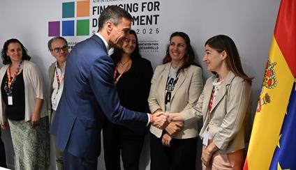 Pedro Sánchez se reúne con representantes de la sociedad civil en el marco de la 4ª Conferencia sobre la Financiación para el Desarrollo