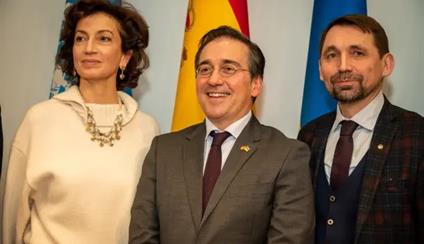 Albares lleva a Ucrania el apoyo de España y anuncia 10 millones de euros más en ayuda humanitaria