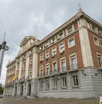 Fachada de la AECID, con el Faro de Moncloa al fondo