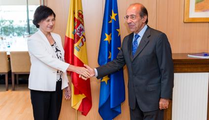 El secretario de Estado de Asuntos Exteriores, Gonzalo de Benito, saluda a la vicepresidenta de la Asamblea Nacional de Vietnam,