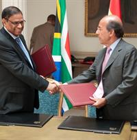 El SEAEX, Gonzalo de Benito, y el Viceministro sudafricano de Relaciones Internacionales y Cooperación, Ebrahim Ebrahim. Foto Maec 