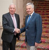 El ministro García-Margallo saluda a su homólogo belga, Didier Reynders. Foto Maec