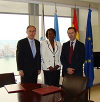 el Secretario General de Cooperación, Gonzalo Robles, firmó hoy con la directora ejecutiva del Programa Mundial de Alimentos (PMA), Ertharin Cousin, el documento por el que se establece una sede de la plataforma logística humanitaria en el puerto de Las P