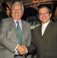 El ministro García-Margallo saluda a su homólogo ecuatoriano, Ricardo Patiño. Foto EFE