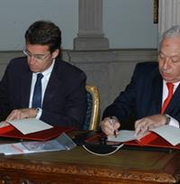 El ministro García-Margallo y el presidente de la Xunta, Alberto Núñez Feijóo, en la firma del Protocolo de Colaboración. Foto Maec