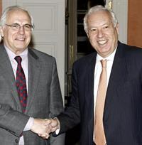 El ministro de Asuntos Exteriores y de Cooperación y el enviado personal de Naciones Unidas para el Sáhara Occidental, Christopher Ross 