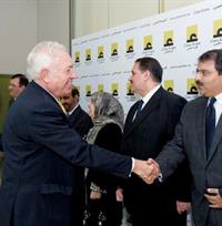 El ministro saluda a los embajadores árabes.