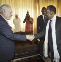 El ministro de Asuntos Exteriores, José Manuel García-Margallo (i), es recibido por el presidente de Malí, Dioncounda Traoré
