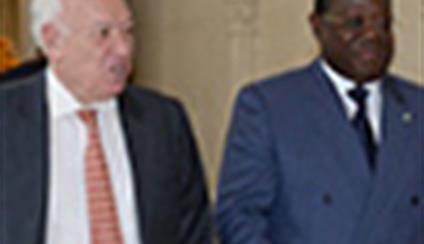 El ministro recibe a su homólogo de Gabón