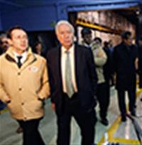 El ministro de Asuntos Exteriores y de Cooperación, junto al secretario general de Cooperación Internacional y el embajador de F