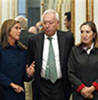 El Ministro de Asuntos Exteriores y de Cooperación conversa con las ministras de Sanidad, Servicios Sociales e Igualdad y Foment