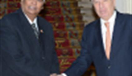 El ministro recibe a su colega de Trinidad y Tobago en su primera visita a España 