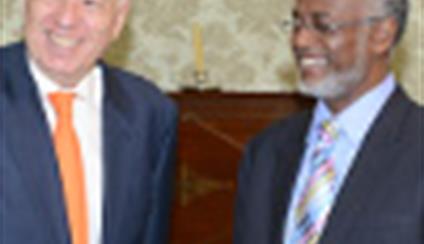 El ministro se reúne con su homólogo de Sudán, Ahmed Ali Karti