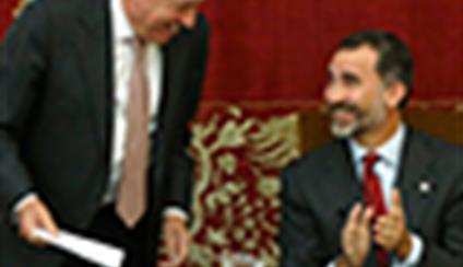 El Rey entrega sus despachos a los nuevos diplomáticos