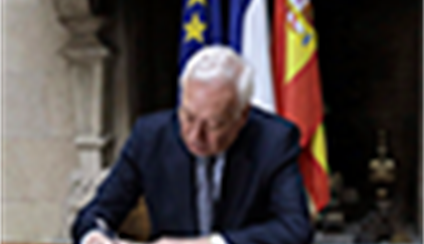 El ministro expresa sus condolencias en la Embajada de Francia 