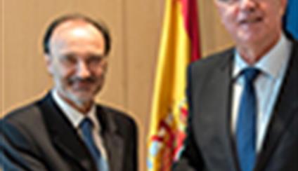 Jesús Gracia recibe al comisario europeo de Cooperación Internacional y Desarrollo