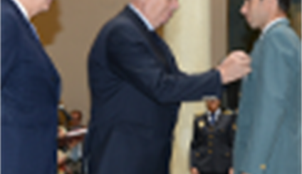 El ministro condecora a integrantes de los equipos de rescate en el terremoto de Nepal