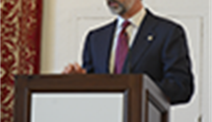 Felipe VI entrega los despachos a la nueva promoción de diplomáticos