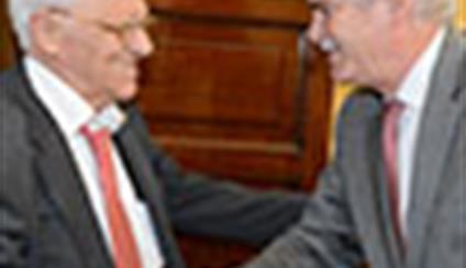 El Ministro de Asuntos Exteriores y de Cooperación ha recibido al Padre Ángel, presidente de la Fundación “Mensajeros por la Paz”.