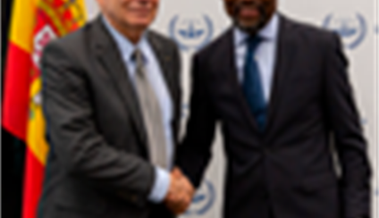 Josep Borrell visita las sedes de la OPAQ y de la Corte Penal Internacional