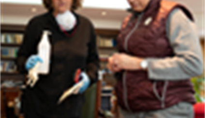 La ministra visita al equipo de la División de Emergencia Consular