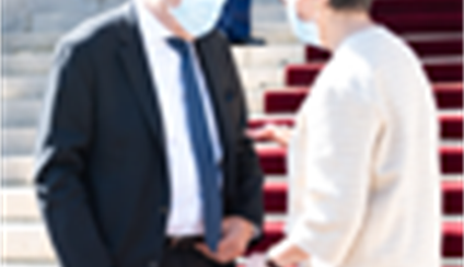 La ministra se reúne en París con su homólogo francés