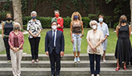 El ministro Albares recibe el manifiesto de apoyo a las mujeres y niñas afganas promovido por periodistas españolas