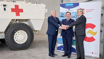 El ministro asiste al acto de entrega de ambulancias donadas a Ucrania 