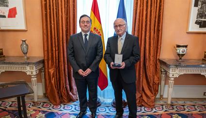 Albares condecora a Pedro René Pérez, superviviente del Holocausto, con la Encomienda del Mérito Civil