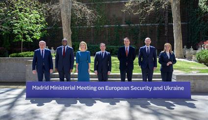 El ministro Albares recibe en Madrid a sus socios del G5+ en apoyo a Ucrania