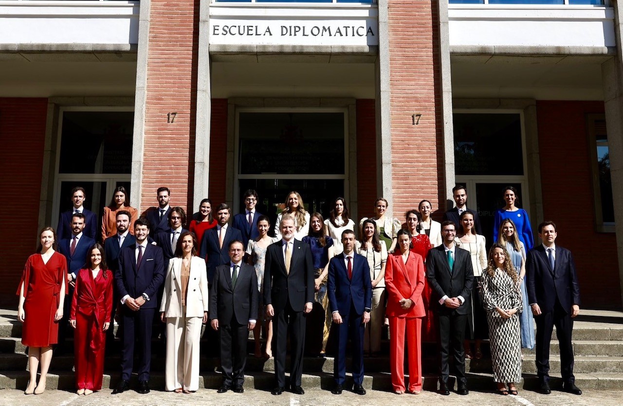 foto de familia de la LXXVI Promoción de la Carrera Diplomática tras la entrega de sus despachos por parte de S.M. el Rey Felipe