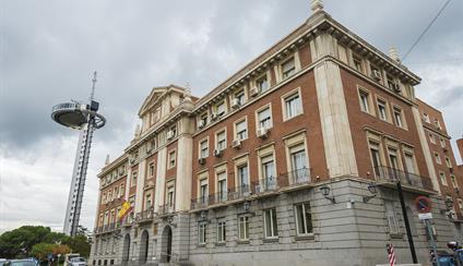 Fachada de la AECID, con el Faro de Moncloa al fondo