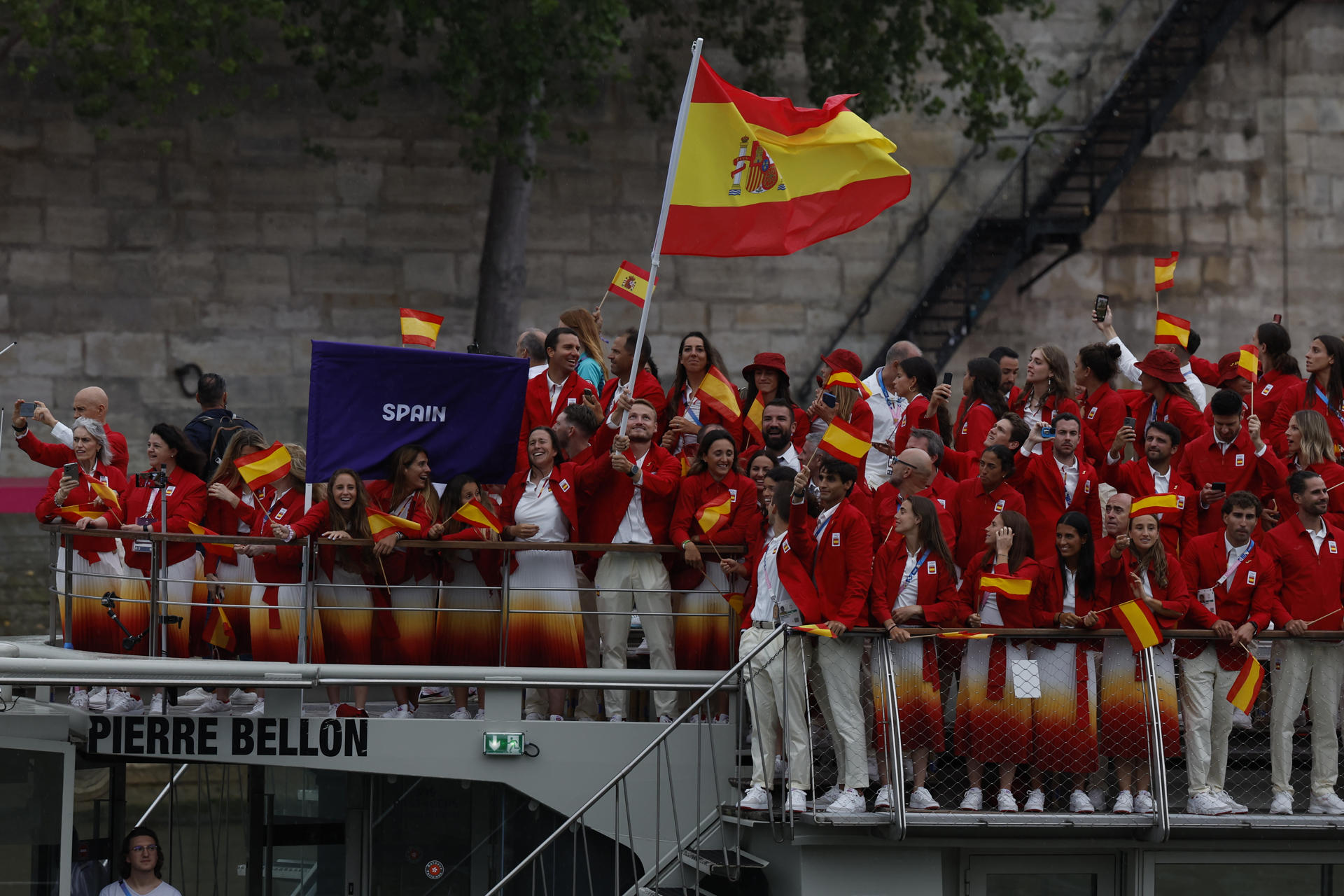 26/07/2024.- La délégation espagnole défile en bateau sur la Seine lors de la cérémonie d'ouverture des Jeux olympiques de Paris 2024, ce vendredi dans la capitale française. EFE