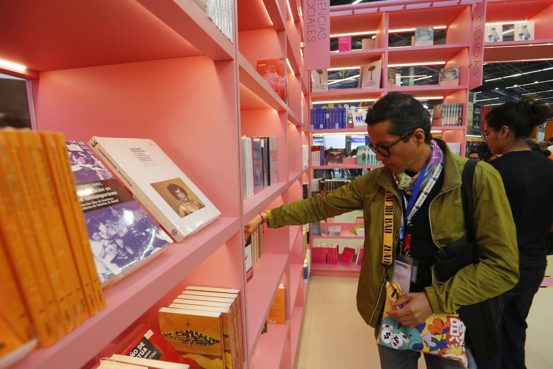 30/11/2024.- Un homme visite le pavillon de l’Espagne à la 38e édition de la Foire internationale du livre (FIL) à Guadalajara (Mexique). Le ministre espagnol de la Culture, Ernest Urtasun, a souligné l'importance de la culture et des livres pour le dialogue et la reconnaissance de la diversité des deux pays, lors de l'inauguration de la Foire internationale du livre (FIL) de Guadalajara. EFE