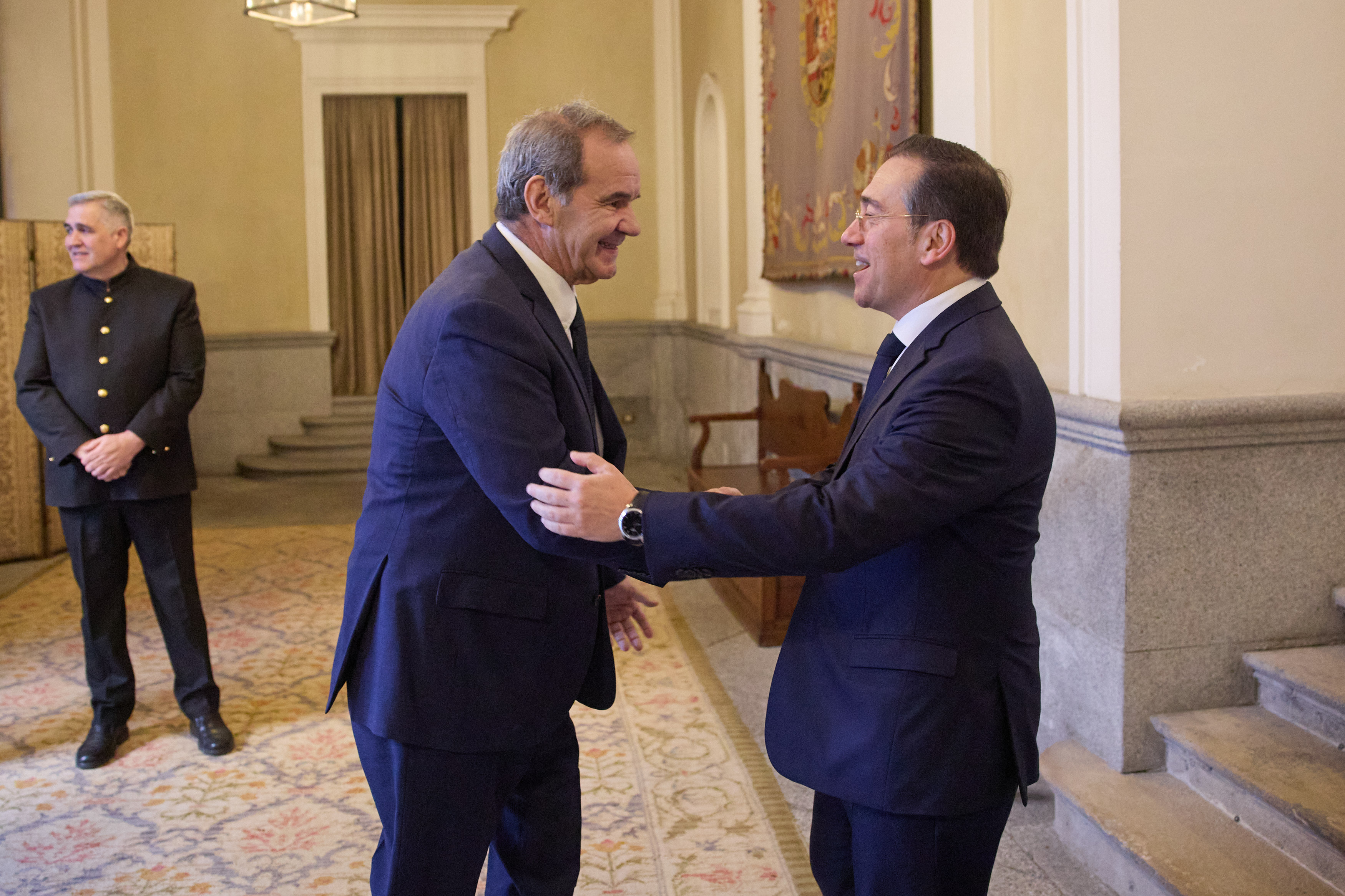 El ministro José Manuel Albares, junto a su homólogo chileno, Andres Allamand