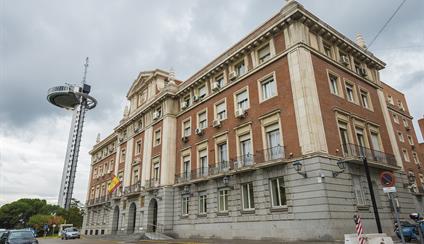 Fachada de la AECID, con el Faro de Moncloa al fondo