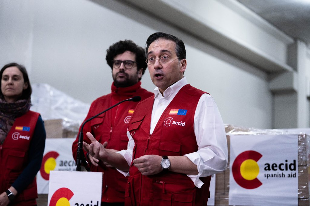 Le ministre Albares présente une cargaison de fournitures humanitaires destinées à la bande de Gaza.